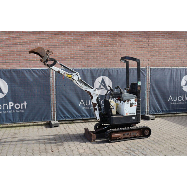 2016 بوبكات E10-46266937