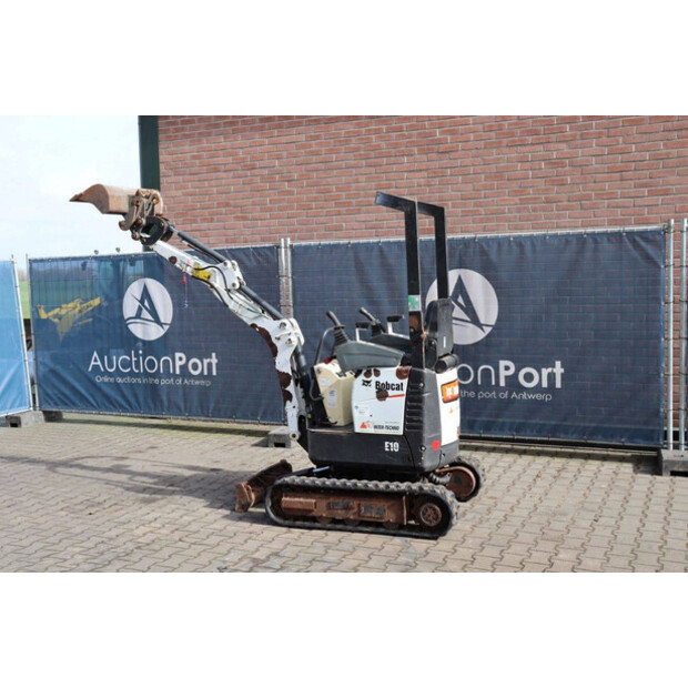 2016 بوبكات E10-46266939