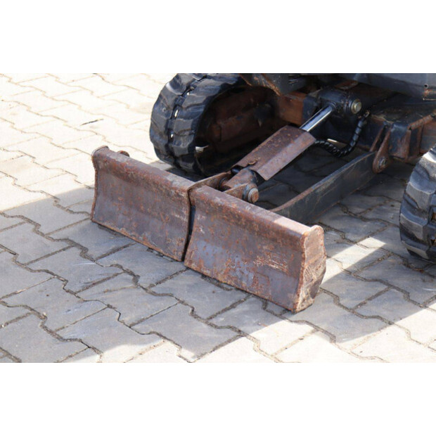 2016 بوبكات E10-46266940