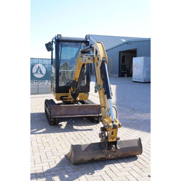 2017 Caterpillar 302.4D-46270951