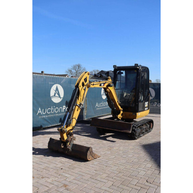 2017 Caterpillar 302.4D-46270953