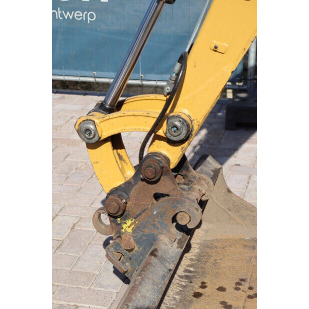 2017 Caterpillar 302.4D-46270956