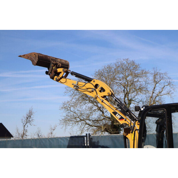 2017 Caterpillar 302.4D-46270987