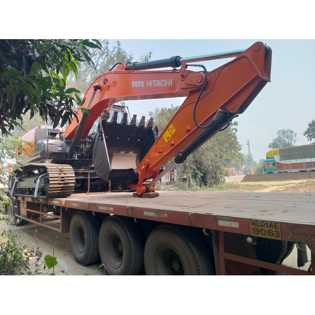 2025 Hitachi ZX220LC-46280217