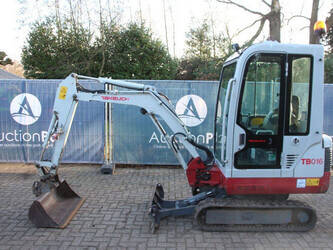 2011-takeuchi-tb016-1437265-46289470