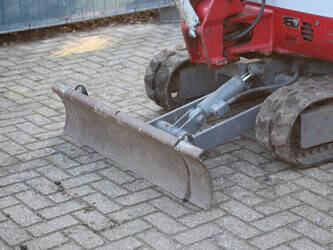 2011-takeuchi-tb016-1437265-46289477