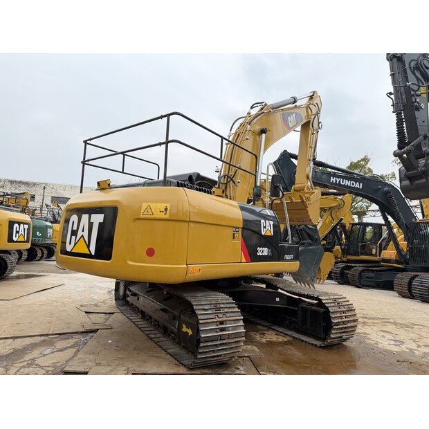 2024 كاتربيلر 323D2L-46290932