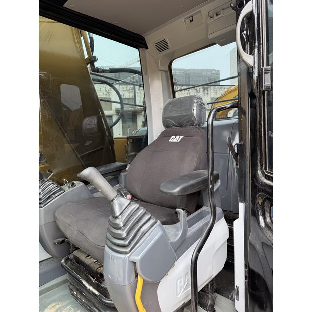 2024 كاتربيلر 323D2L-46290936