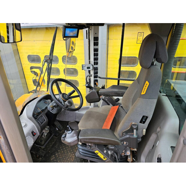 2020 فولفو L180H-46315130