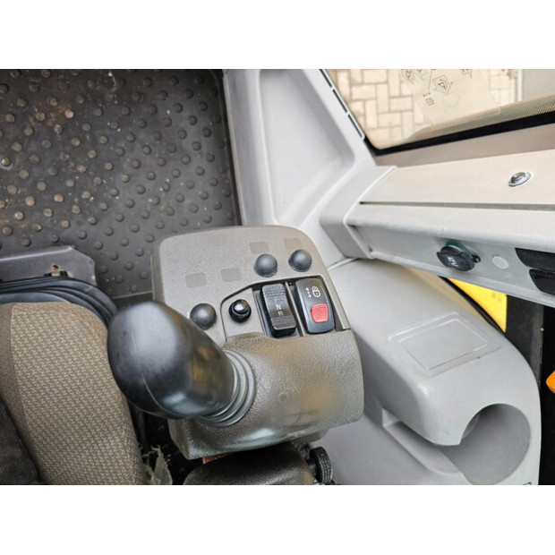 2020 فولفو L180H-46315135