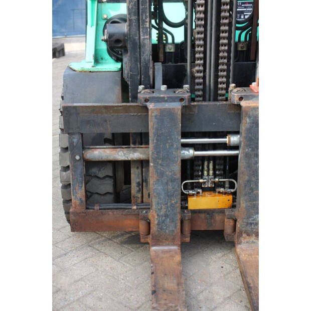 2005 ميتسوبيشي FD35N-46317180