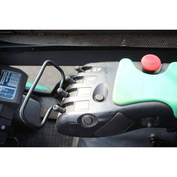 2005 ميتسوبيشي FD35N-46317196