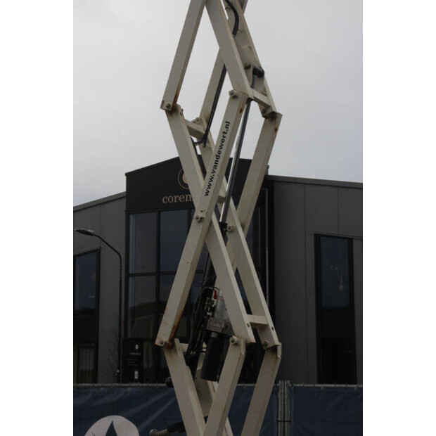 2015 جيه ال جي 1930ES-46318283