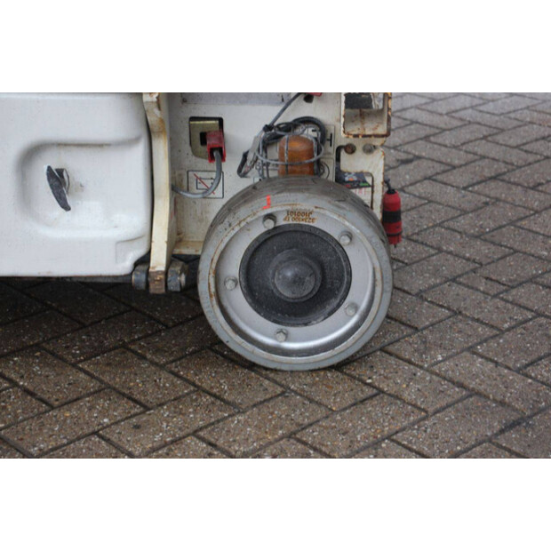 2015 جيه ال جي 1930ES-46318295