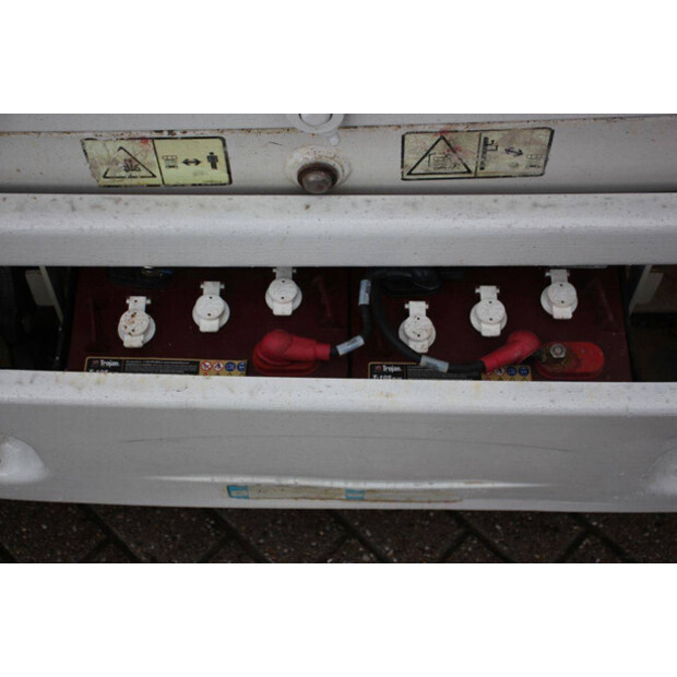 2015 جيه ال جي 1930ES-46318297