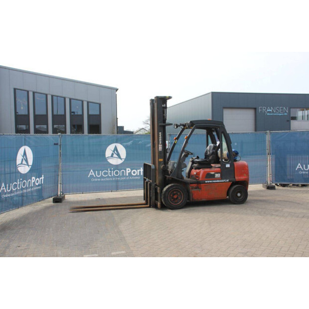 2002 NISSAN UGD02A30PQ-46318846