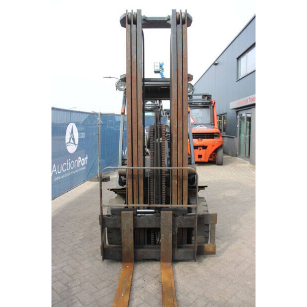 2002 NISSAN UGD02A30PQ-46318852