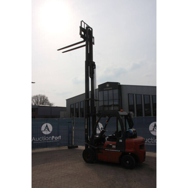 2002 NISSAN UGD02A30PQ-46318874