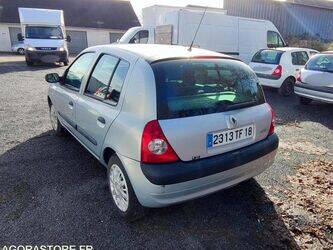 2004-renault-clio-1438033-46335708