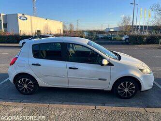 2010-renault-clio-1438038-46335823