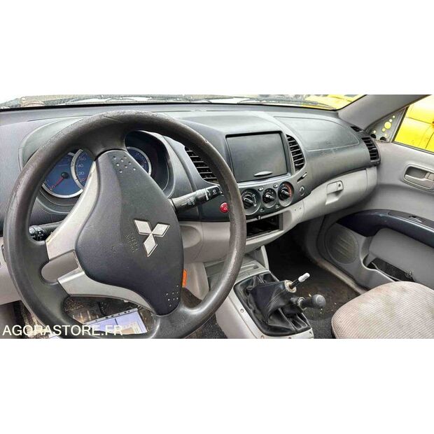 2007 ميتسوبيشي L200-46336305