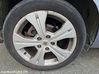 2009-renault-megane-1437660-46337178