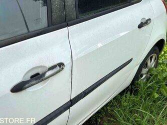 2008-renault-clio-1438492-46355513