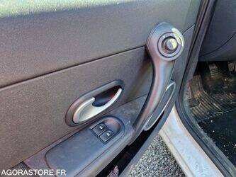 2008-renault-clio-1438508-46355914