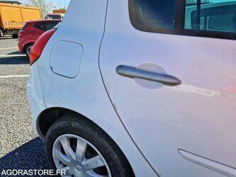 2010-renault-clio-1438552-46356889