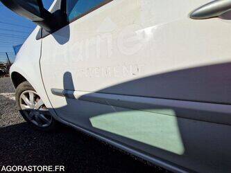 2010-renault-clio-1438552-46356896