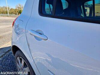 2011-renault-clio-1438565-46357111