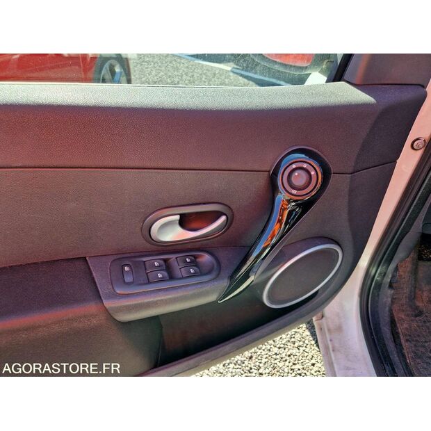 2011 Renault Clio-46357120