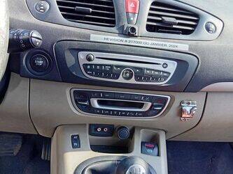 2010-renault-megane-1438567-46357184