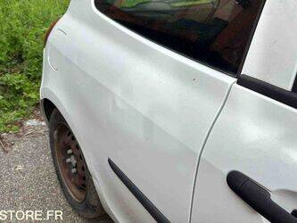 2013-renault-clio-1438584-46357388