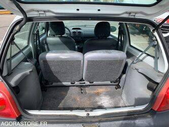 2005-renault-twingo-1438586-46357426