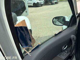 2010-renault-clio-1438587-46357438