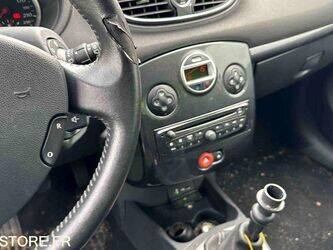 2010-renault-clio-1438587-46357444