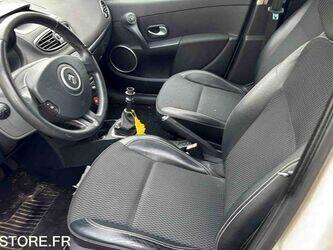 2010-renault-clio-1438587-46357445