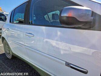 2011-renault-clio-1438588-46357467