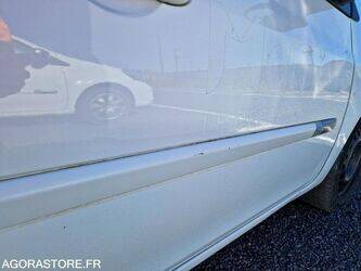 2011-renault-clio-1438588-46357468