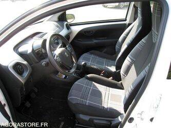 2017-peugeot-108-1438598-46357684