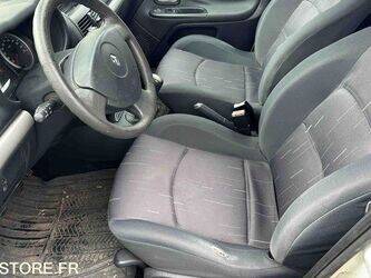 2005-renault-clio-1438620-46357970