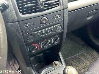 2005-renault-clio-1438620-46357971