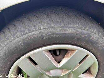 2005-renault-clio-1438620-46357977