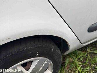 2005-renault-clio-1438620-46357979