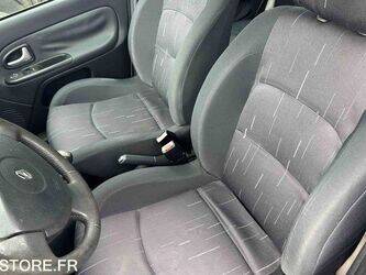 2005-renault-clio-1438620-46357980