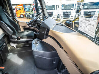 2016-mercedes-benz-actros-2545-1438833-46361374