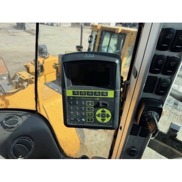 2008 فولفو L150F-46371230