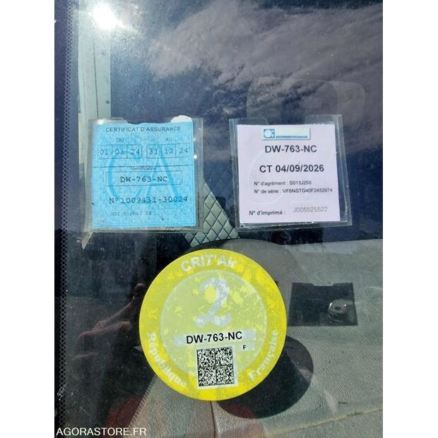 2015 رينو D-46377466