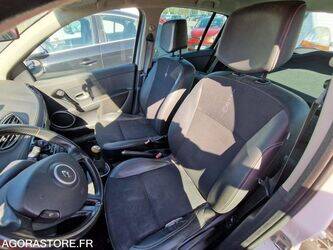 2011-renault-clio-1438493-46378427